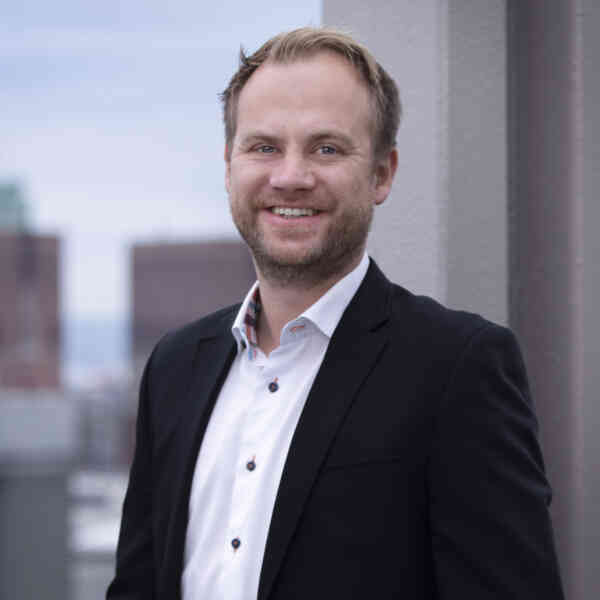 FORNØYD: Anders Lunde Angen, daglig leder i Helthjem Netthandel, er begeistret over pakkevolumet. Foto: Helthjem